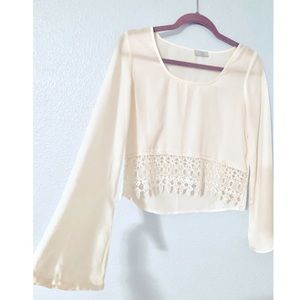 🌸 5 for $25 EUC Lace Bell Sleeve Blouse